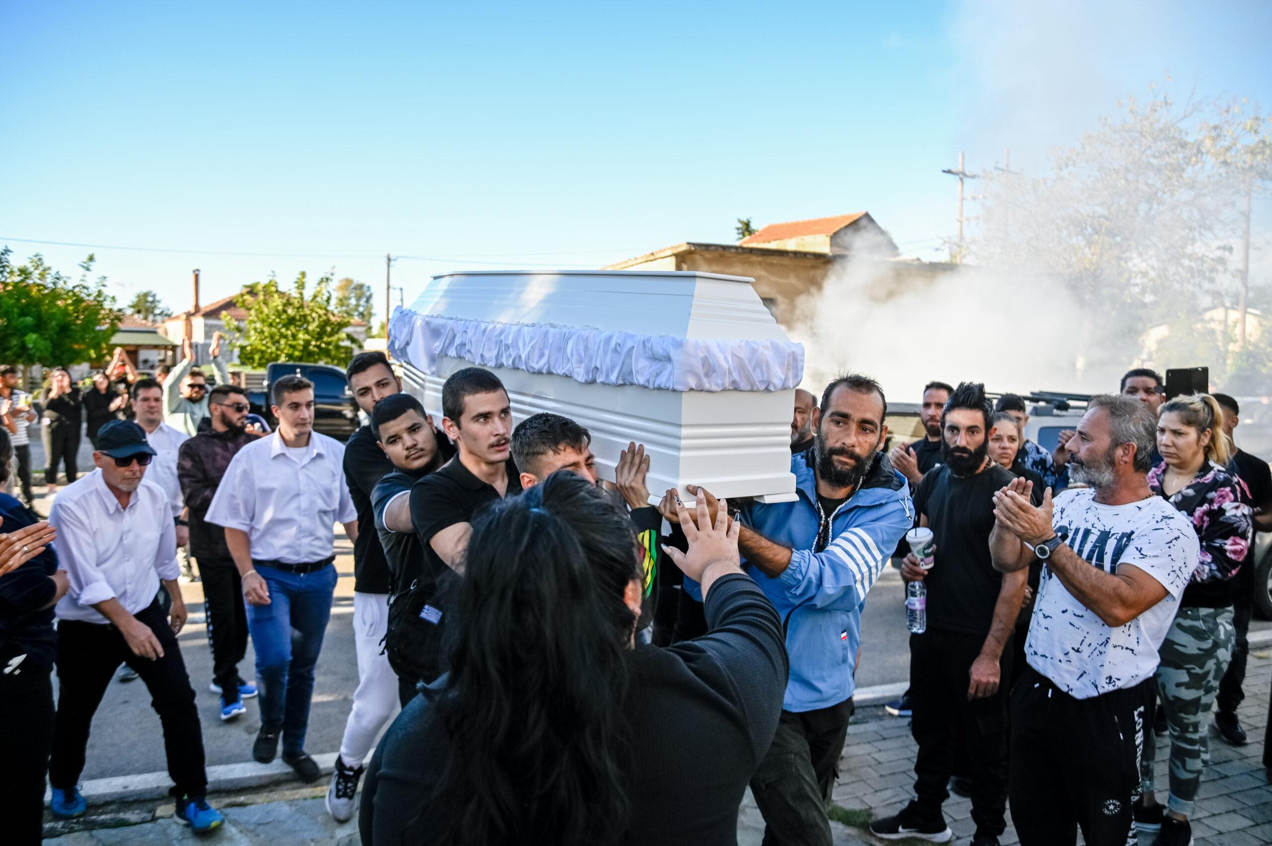 Βοιωτία: Τελέστηκε η κηδεία του 17χρονου – Υποβασταζόμενη η μητέρα του στην εκκλησία