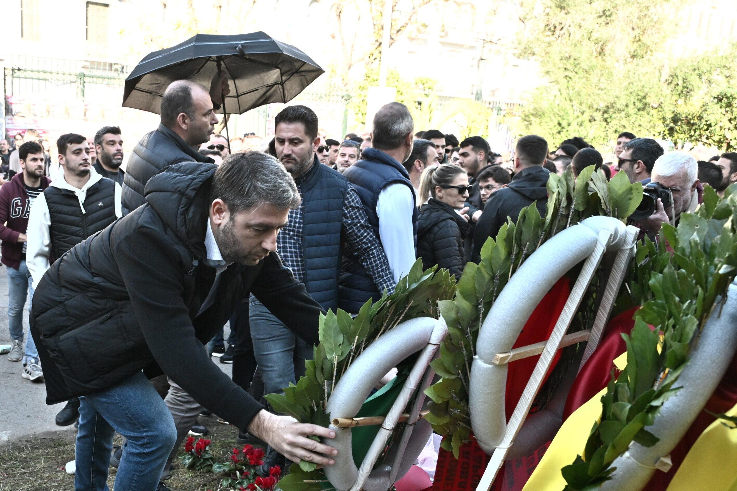 Κατέθεσε στεφάνι στο Πολυτεχνείο ο Νίκος Ανδρουλάκης: Του πέταξαν καφέδες