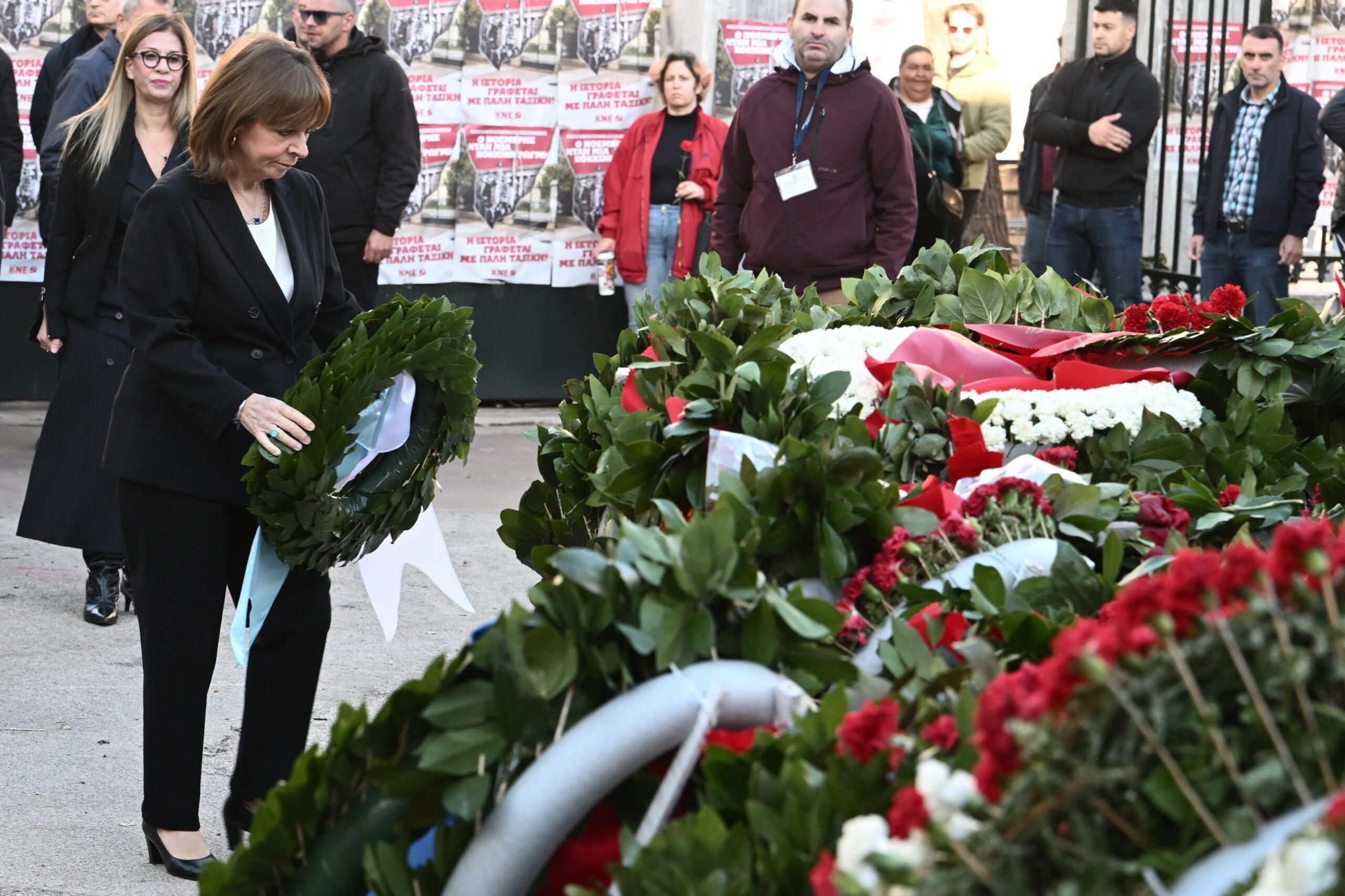 Κατέθεσε στεφάνι για την 50ή επέτειο του Πολυτεχνείου η Κατερίνα Σακελλαροπούλου