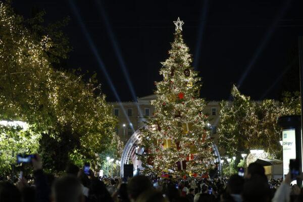 [365246] ΦΩΤΑΓΩΓΗΣΗ ΤΟΥ ΧΡΙΣΤΟΥΓΕΝΝΙΑΤΙΚΟΥ ΔΕΝΤΡΟΥ ΣΤΗΝ ΠΛΑΤΕΙΑ ΣΥΝΤΑΓΜΑΤΟΣ (ΓΙΩΡΓΟΣ ΚΟΝΤΑΡΙΝΗΣ/eurokinissi)