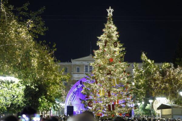 [365246] ΦΩΤΑΓΩΓΗΣΗ ΤΟΥ ΧΡΙΣΤΟΥΓΕΝΝΙΑΤΙΚΟΥ ΔΕΝΤΡΟΥ ΣΤΗΝ ΠΛΑΤΕΙΑ ΣΥΝΤΑΓΜΑΤΟΣ (ΓΙΩΡΓΟΣ ΚΟΝΤΑΡΙΝΗΣ/eurokinissi)