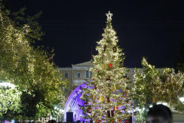 [365246] ΦΩΤΑΓΩΓΗΣΗ ΤΟΥ ΧΡΙΣΤΟΥΓΕΝΝΙΑΤΙΚΟΥ ΔΕΝΤΡΟΥ ΣΤΗΝ ΠΛΑΤΕΙΑ ΣΥΝΤΑΓΜΑΤΟΣ (ΓΙΩΡΓΟΣ ΚΟΝΤΑΡΙΝΗΣ/eurokinissi)