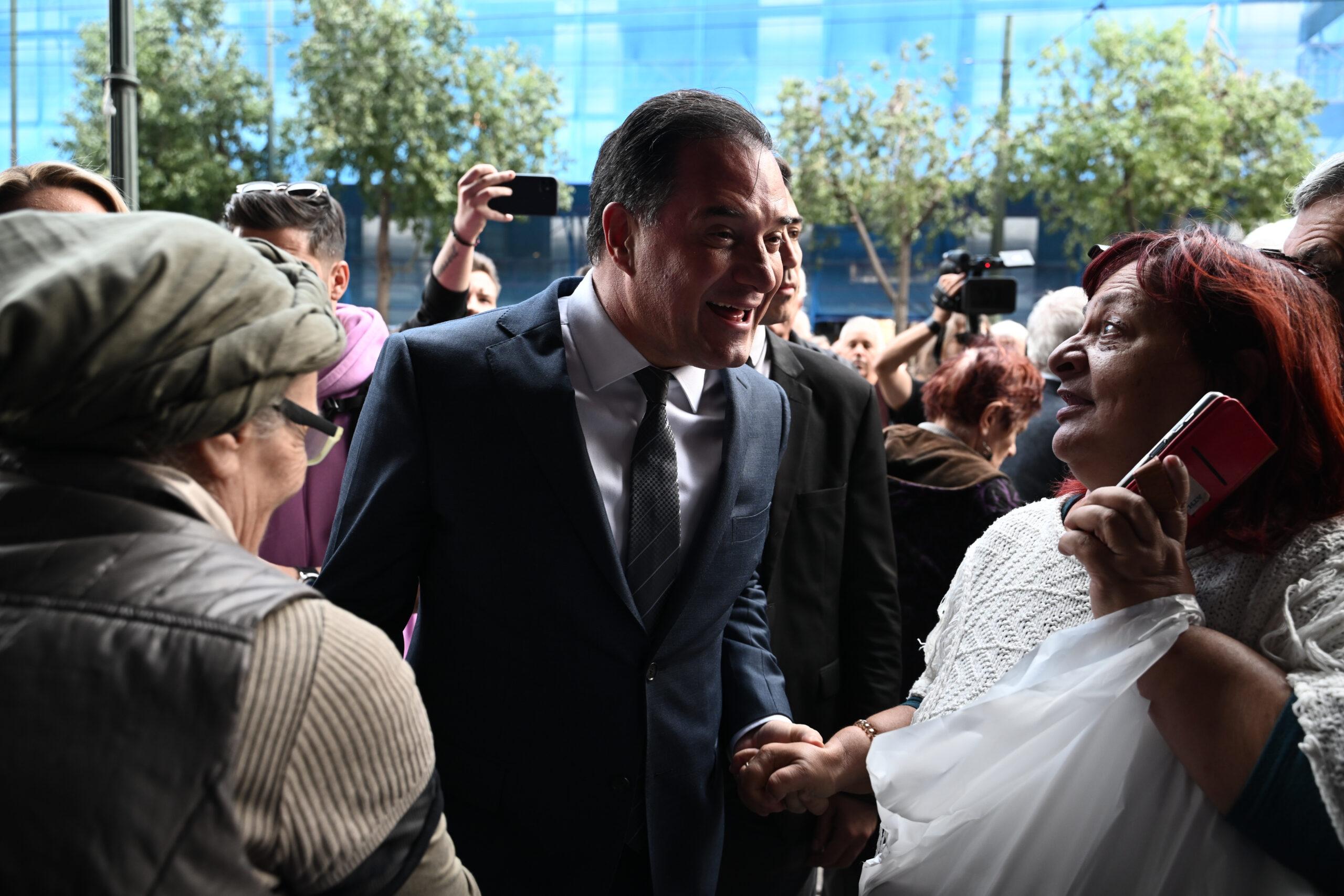 Άδωνις Γεωργιάδης: Κατέβηκε στην πόρτα του υπουργείου Εργασίας για να υποδεχθεί τους συνταξιούχους