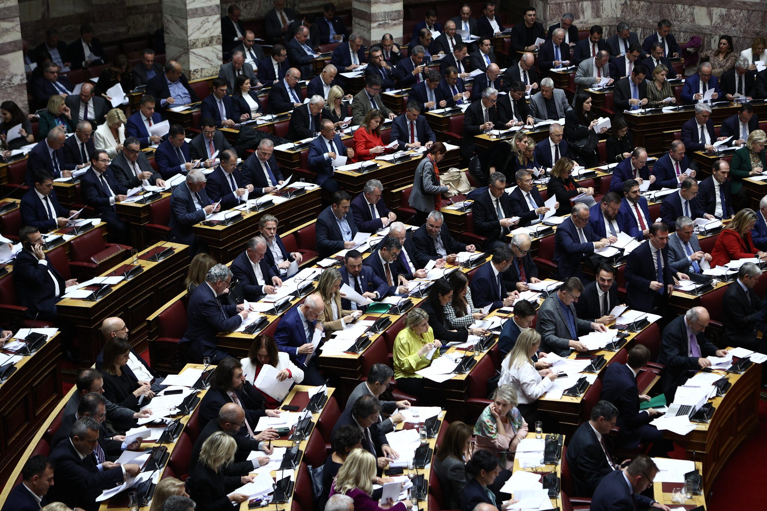Προτάσεις ΠΑΣΟΚ και ΣΥΡΙΖΑ για σύσταση προανακριτικής για τα Τέμπη – Την καταψήφισε η Βουλή