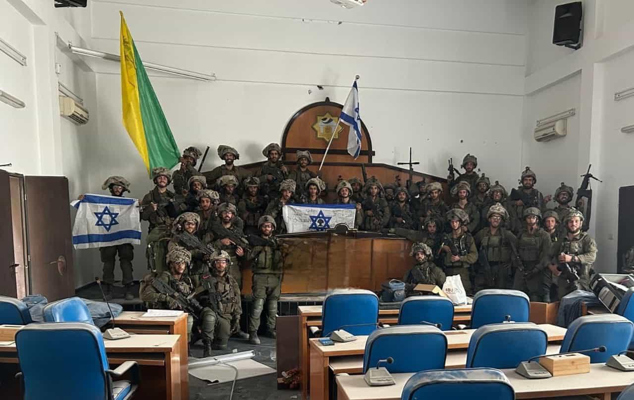 Ο στρατός του Ισραήλ μπήκε στο κοινοβούλιο της Γάζας – Ύψωσε την ισραηλινή σημαία