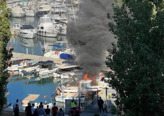 Πασαλιμάνι: Βάρκα τυλίχτηκε στις φλόγες (pics)