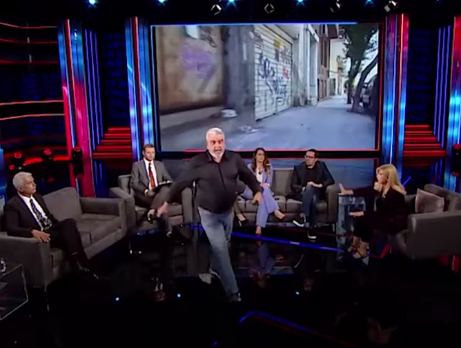 Έξαλλος ο πατέρας της Φαίης Μπακογιώργου: «Είναι ανάγωγος, σταματώ» – Τσακώθηκε και αποχώρησε από εκπομπή (Βίντεο)