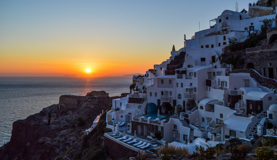 Μόνιμα χαμηλός ο συντελεστής 13% ΦΠΑ σε τουρισμό και συγκοινωνίες