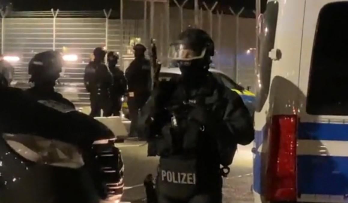 Γερμανία: Ένοπλος έσπασε την πύλη με το όχημά του – Κρατά όμηρο την κόρη του