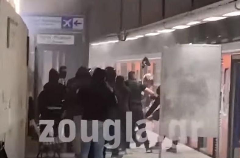Αττική: Eπεισόδια στον σταθμό Μοναστηράκι μεταξύ ακροδεξιών και αντιεξουσιαστών