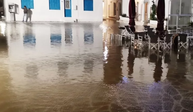 H επέλαση της κακοκαιρίας «έπνιξαν» την Πάρο και την Τήνο