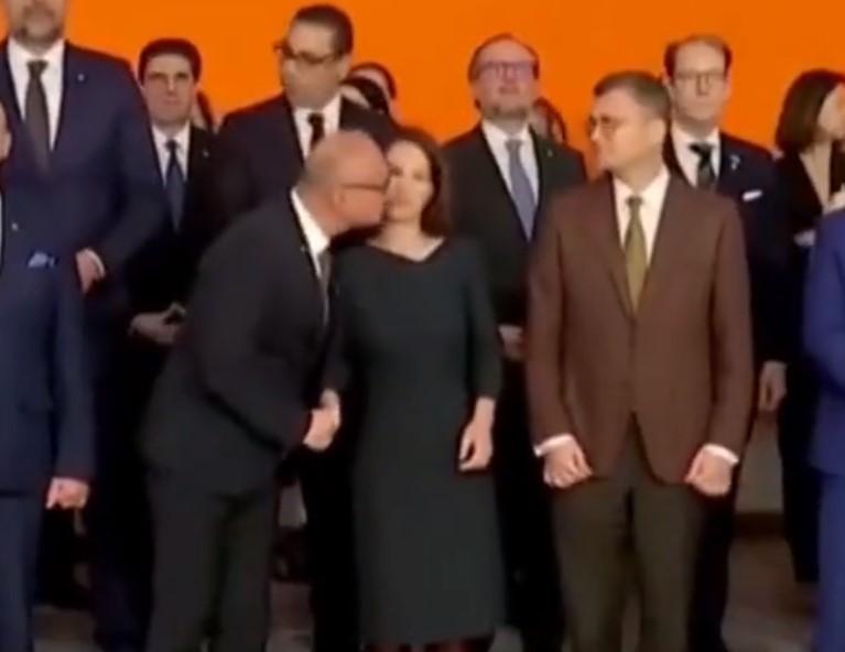 Ο Κροάτης υπουργός Εξωτερικών αποπειράθηκε να φιλήσει στο μάγουλο την Γερμανίδα ομόλογό του (ΒΙΝΤΕΟ)