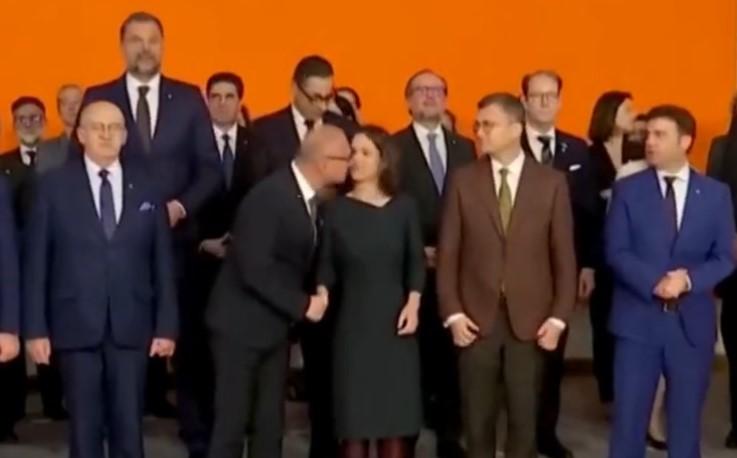 Κροατία: Οργή για το φιλί του υπουργού Εξωτερικών στην Αναλένα Μπέρμποκ