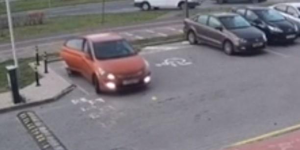 Σκληρές εικόνες: Μητέρα πατάει με αυτοκίνητο το παιδί της την ώρα που ξεπαρκάρει