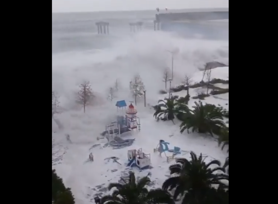 «Μεγακαταιγίδα» σαρώνει τη νότια Ρωσία και την Κριμαία – Απίστευτες εικόνες χαλασμού (ΒΙΝΤΕΟ)