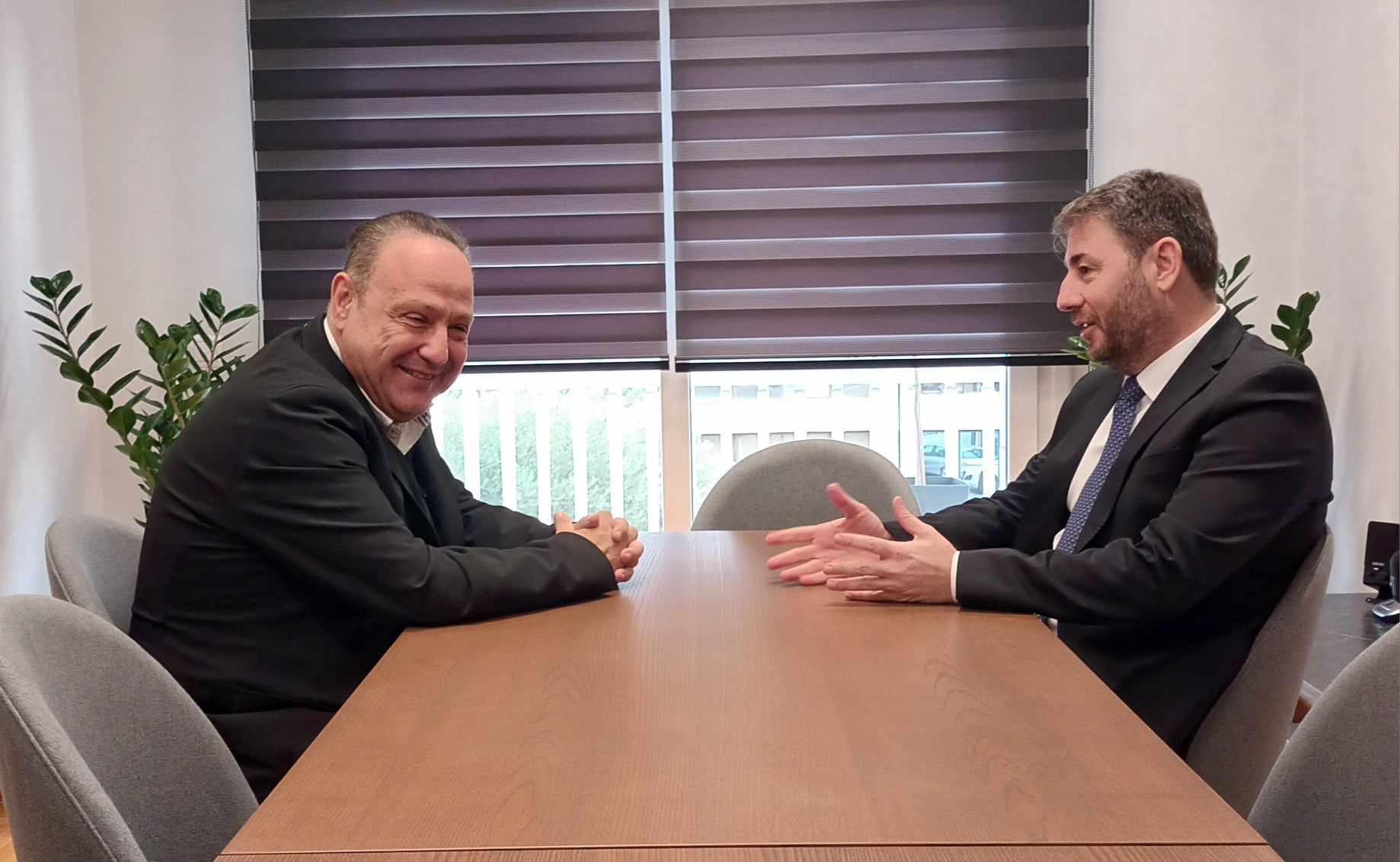 Σε πολύ θετικό κλίμα η συνάντηση Ανδρουλάκη – Αγγελούδη στη Θεσσαλονίκη – Το συμβολικό δώρο του προέδρου του ΠΑΣΟΚ