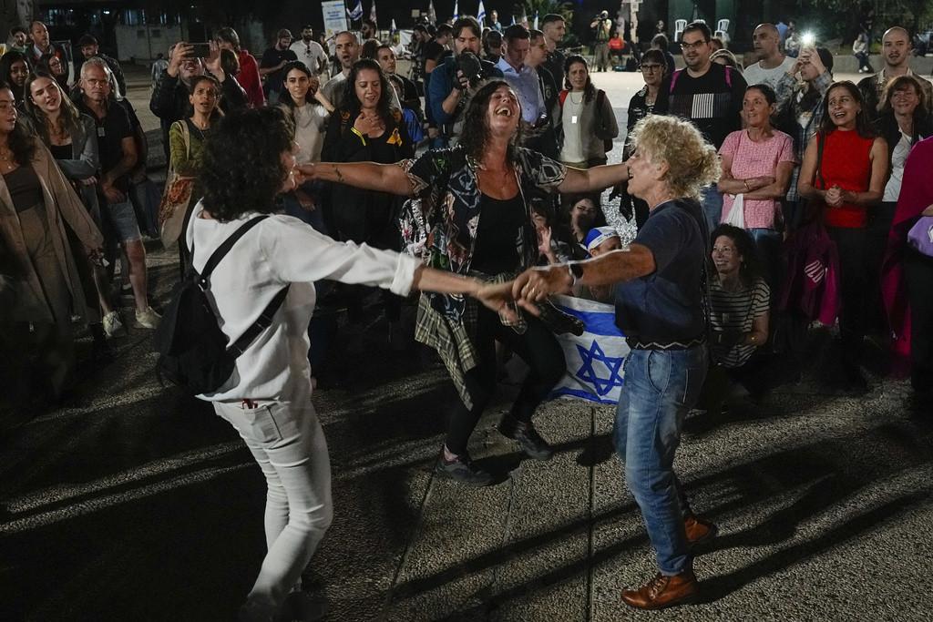 Εικόνες από την απελευθέρωση των 24 ομήρων της Χαμάς – 39 Παλαιστίνιους κρατούμενους απελευθέρωσε το Ισραήλ