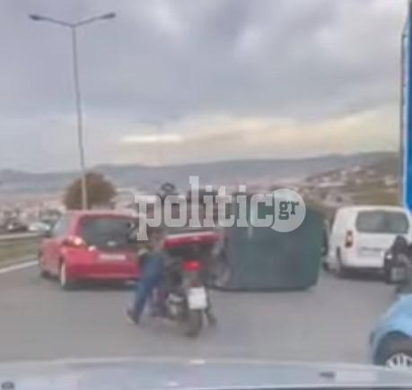 Θεσσαλονίκη: Νταλίκα ανατράπηκε στη μέση του δρόμου – Επέβαιναν τρία άτομα
