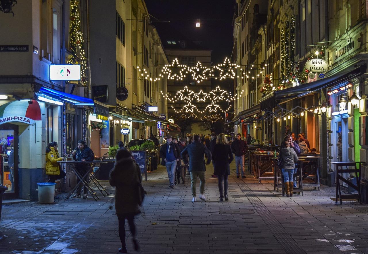 Ξεκίνησαν οι στολισμοί στις μεγάλες πόλεις ανά τον κόσμο