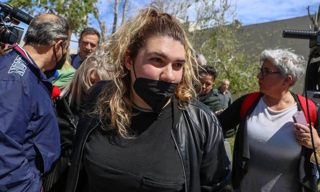 Αυτόπτης μάρτυρας για την αδελφή της Ρούλας Πισπιρίγκου – «Παίρνει τα δώρα που αφήνει ο Μάνος Δασκαλάκης στον τάφο της Τζωρτζίνας και τα πετάει»