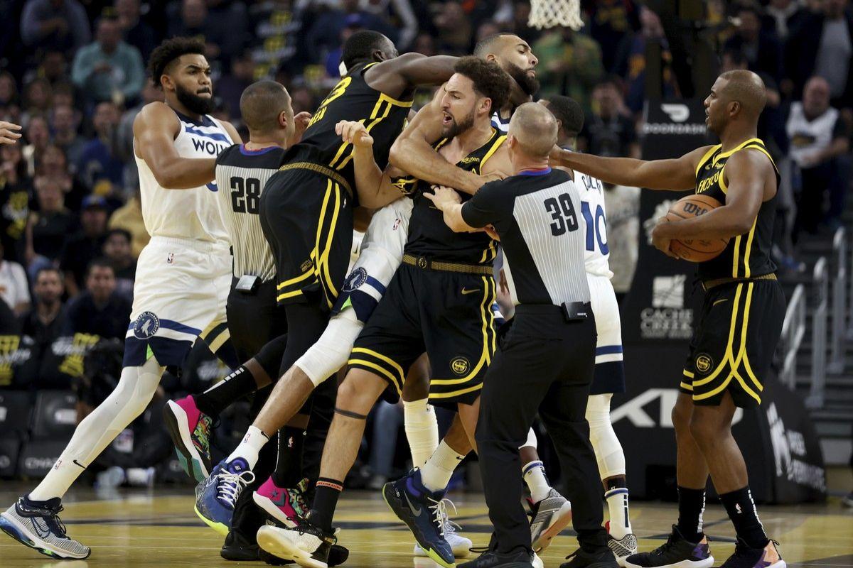 NBA: Απίστευτος καυγάς στο Γουόριορς – Τίμπεργουλβς – Χαμός και αποβολές για Τόμπσον, Γκριν – ΜακΝτάνιελς (Βίντεο)