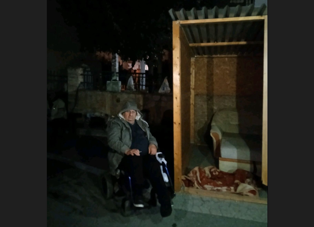 Χαλκιδική: Σε αυτοσχέδιο ξύλινο σπίτι έξω από την οικία του πέρασε τη νύχτα ο 82χρονος που του κάνουν έξωση (ΒΙΝΤΕΟ & ΦΩΤΟ)