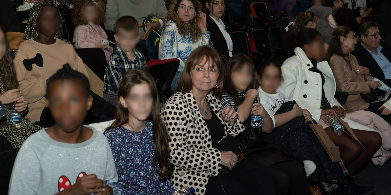 Στο θέατρο γιόρτασε την ονομαστική της εορτή η Κατερίνα Σακελλαροπούλου με 15 κορίτσια από το Χατζηκυριάκειο Ίδρυμα