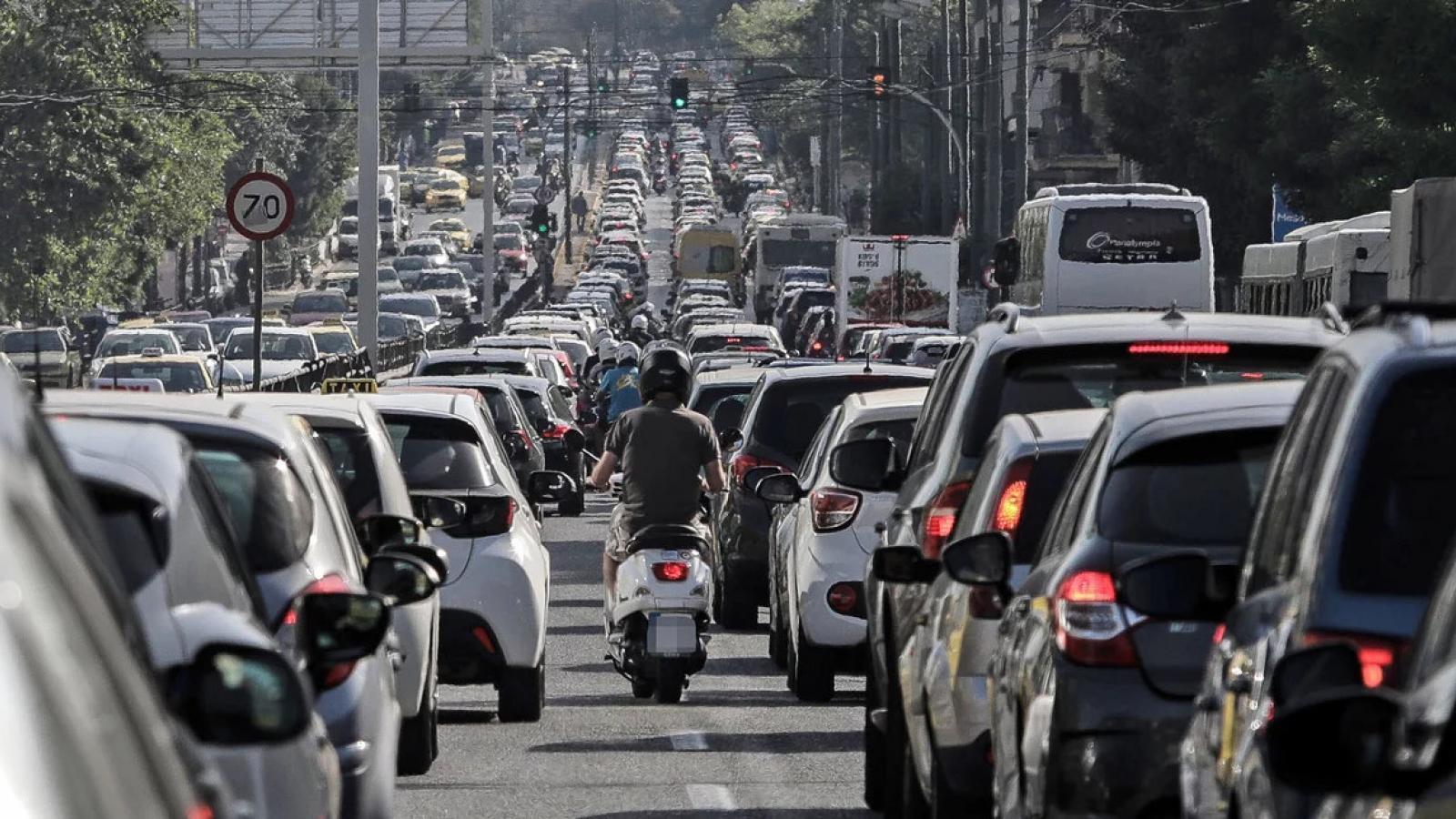 Μποτιλιάρισμα χιλιομέτρων στον Αυλώνα – Τούμπαρε νταλίκα