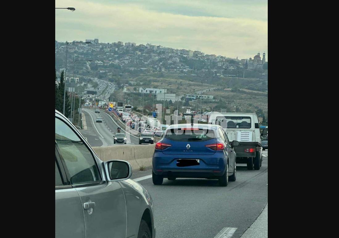 Θεσσαλονίκη: Κυκλοφοριακή ασφυξία στον περιφερειακό και το κέντρο της πόλης