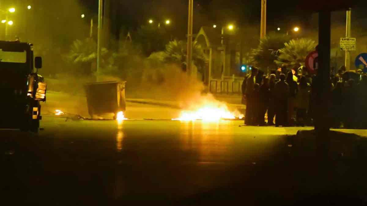 Έκλεισε και στα δύο ρεύματα η λεωφόρος ΝΑΤΟ – Επεισόδια από Ρομά