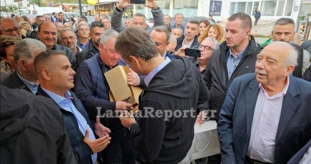 Στα Καμένα Βούρλα ο Μητσοτάκης – Του έκαναν δώρο ένα κασελάκι