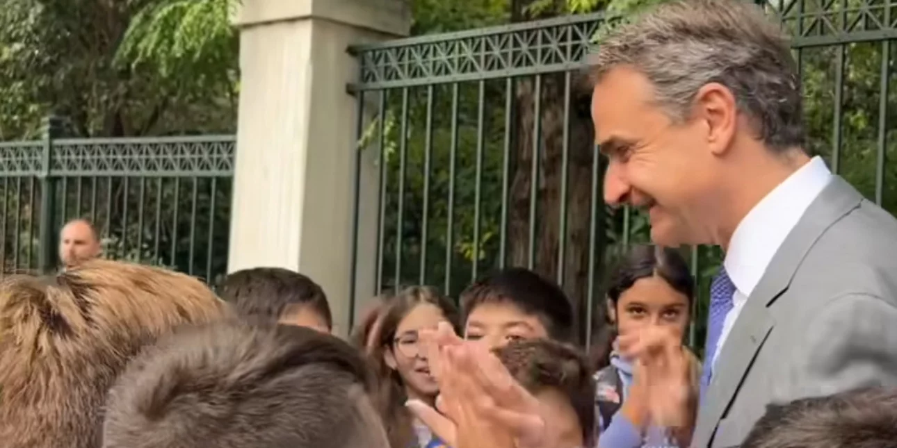 Συναντήθηκε με μαθητές ο Μητσοτάκης έξω από το Προεδρικό