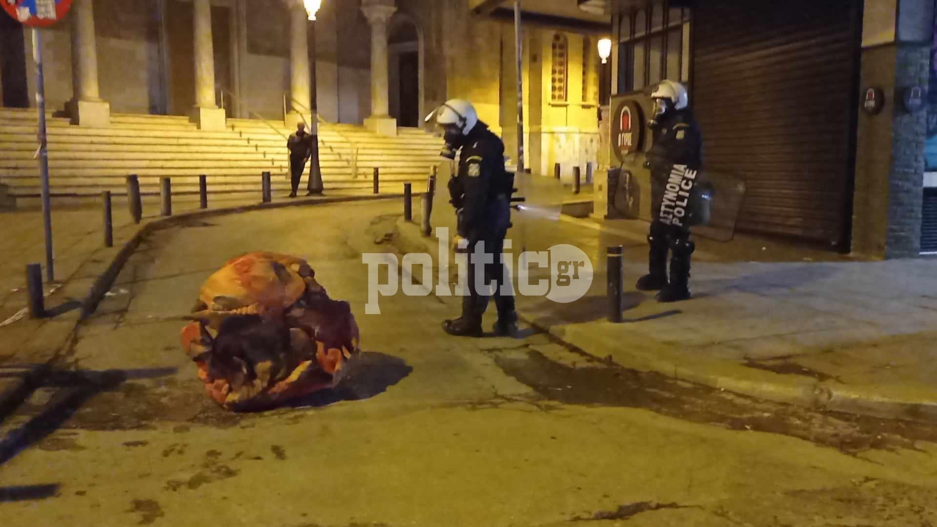 Θεσσαλονίκη: Τι ήταν τελικά η “ζωντανή μπάλα” που έκανε βόλτες στην πορεία για το Πολυτεχνείο; (ΒΙΝΤΕΟ & ΦΩΤΟ)