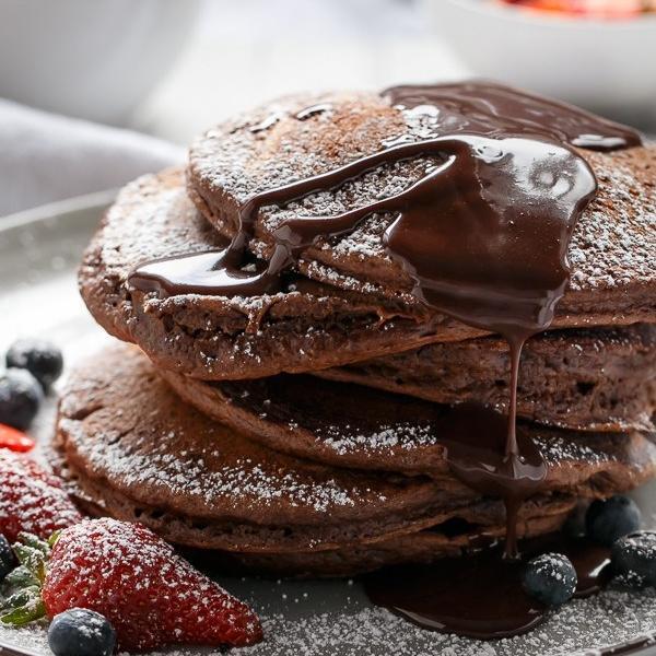 Σοκολατένια pancakes με πραλίνα φουντουκιού σε 30 λεπτά