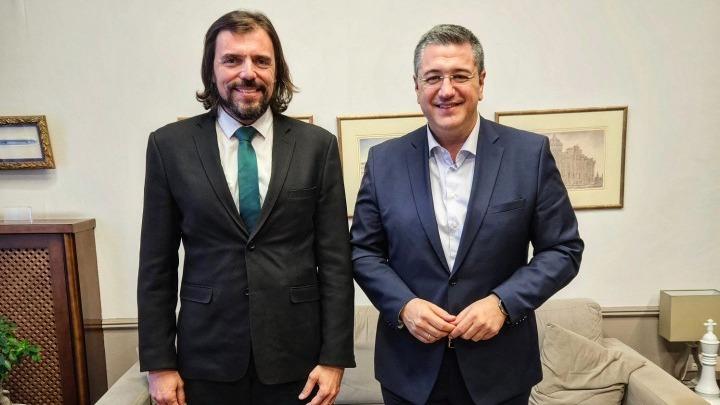 Συνάντηση Απ. Τζιτζικώστα με τον αναπληρωτή Τομεάρχη Εσωτερικών του ΣΥΡΙΖΑ, Π. Παππά – Τι συζήτησαν