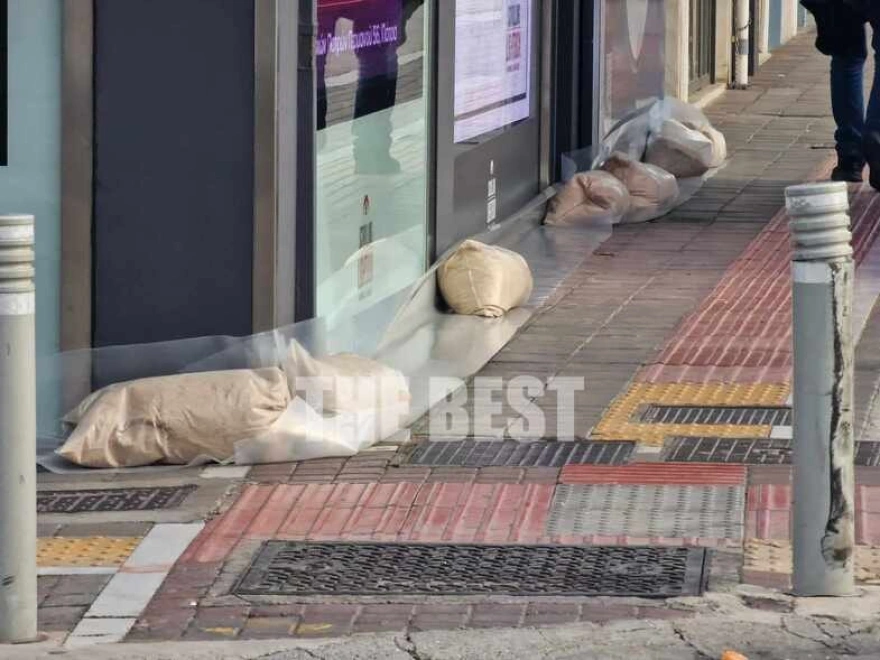 Πάτρα: Με τσουβάλια με άμμο «οχυρώνονται» οι καταστηματάρχες ενόψει της κακοκαιρίας