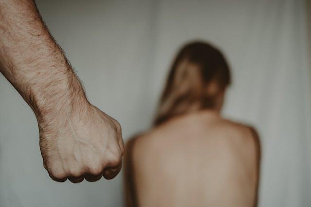 Φρίκη στην Καλλιθέα – Ένας 61χρονος φυλάκισε και βίαζε 48χρονη: Η διάσωσή της από το κολαστήριο