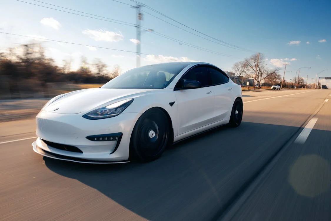 Έρχεται το ηλεκτρικό αυτοκίνητο της Tesla με τιμή εξωπραγματικά χαμηλή