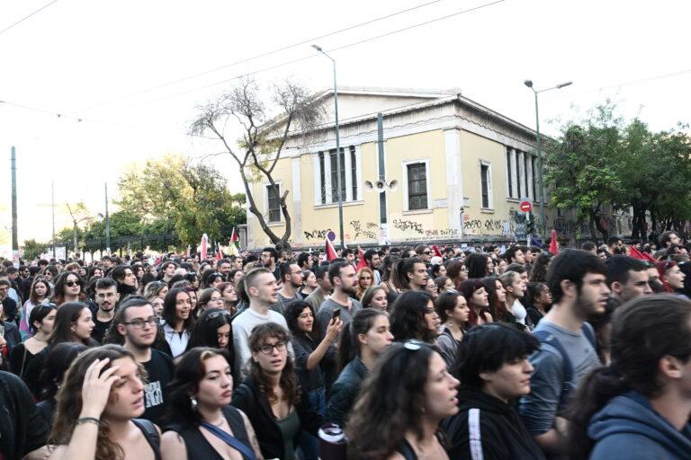 Αθήνα: Σε εξέλιξη η πορεία για το Πολυτεχνείο – Έξι προσαγωγές στο κέντρο της πόλης