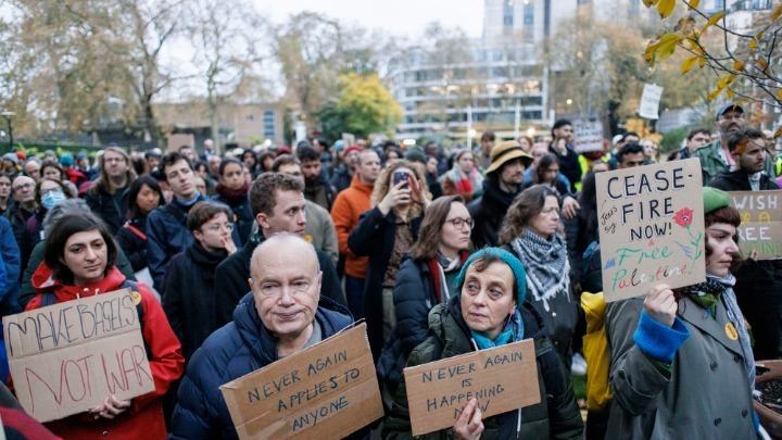 Μαζική πορεία διαμαρτυρίας κατά του αντισημιτισμού στο Λονδίνο (BINTEO)