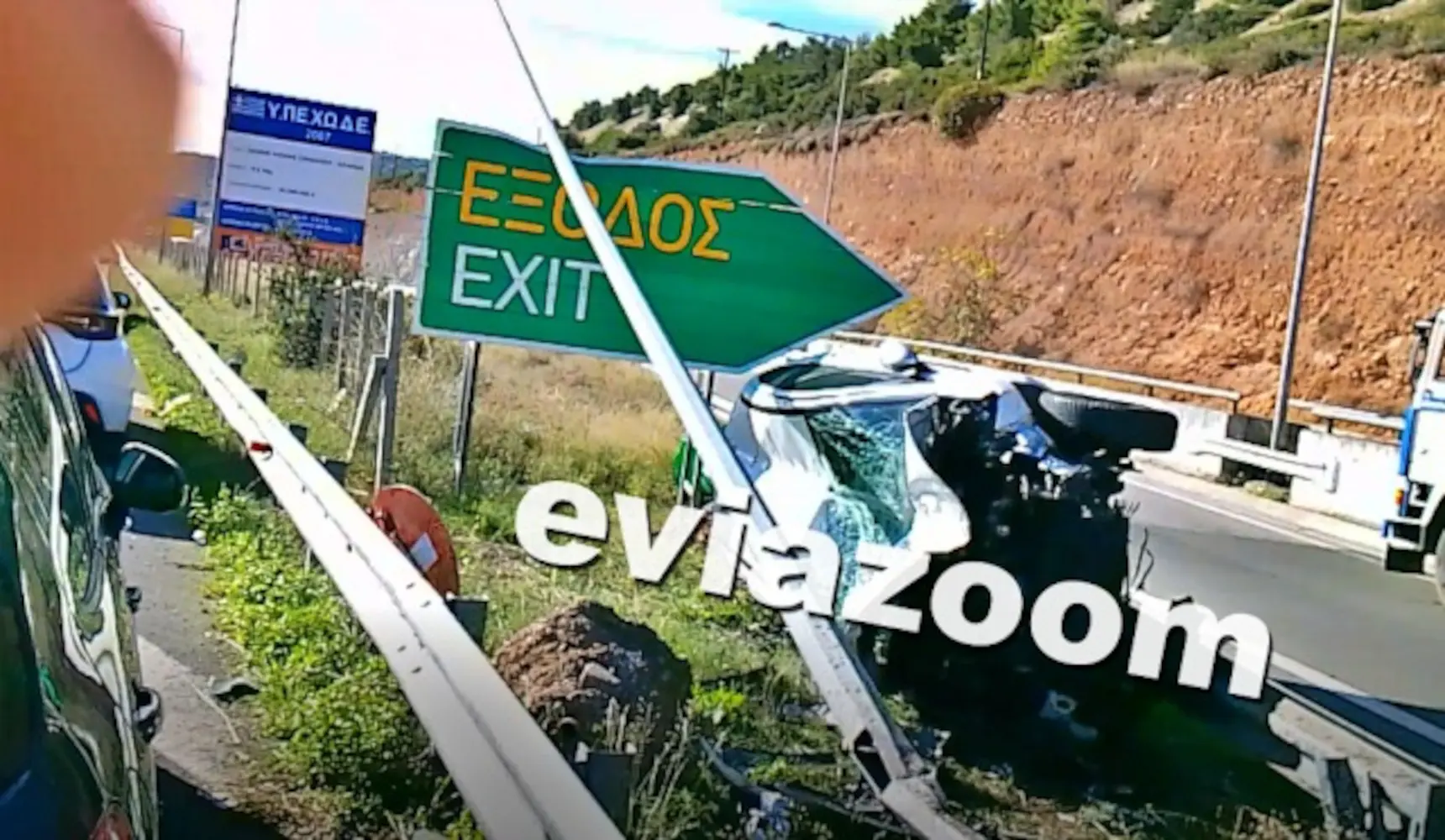 Χαλκίδα: Σοκαριστικό τροχαίο με αυτοκίνητο να φέρνει τούμπες στην άσφαλτο (ΒΙΝΤΕΟ)