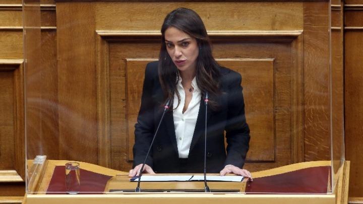 Δόμνα Μιχαηλίδου: Δεν καταργείται η σεξουαλική διαπαιδαγώγηση στα σχολεία