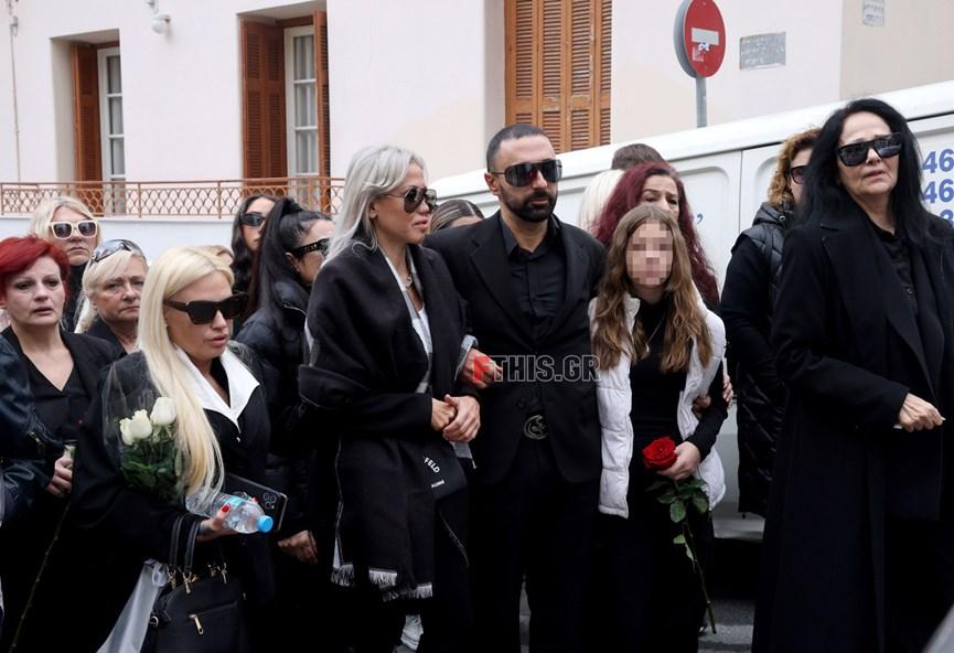 Σε κλίμα οδύνης η κηδεία του Νίκου Φλωρινιώτη: Συντετριμμένα τα αδέρφια του – Υποβασταζόμενη η μητέρα του (ΒΙΝΤΕΟ & ΦΩΤΟ)