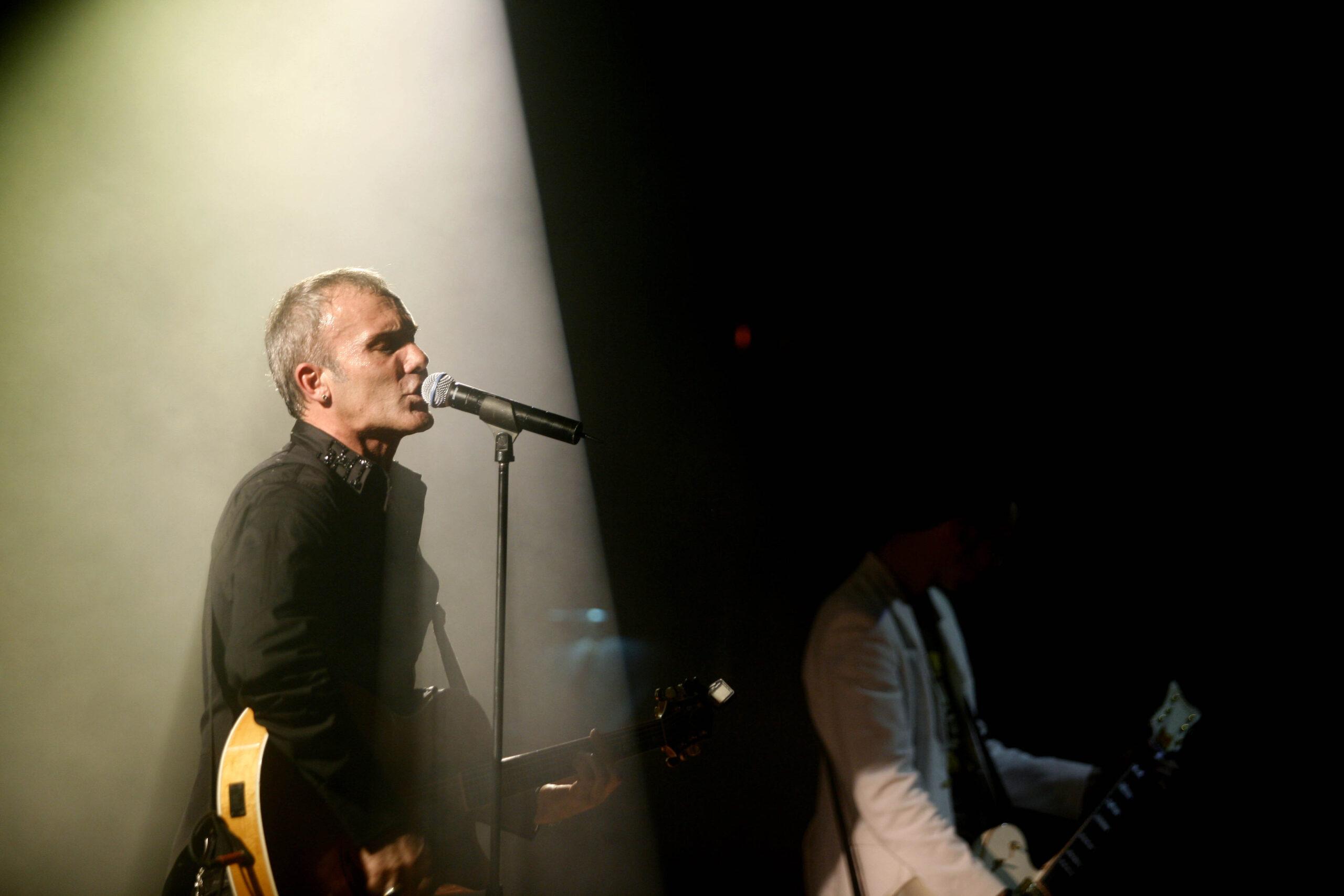 Αυτός ήταν ο αδερφός του Στέλιου Ρόκκου που πνίγηκε στη θάλασσα – Ο τραγουδιστής έχασε δύο αδέρφια μέσα σε δύο χρόνια