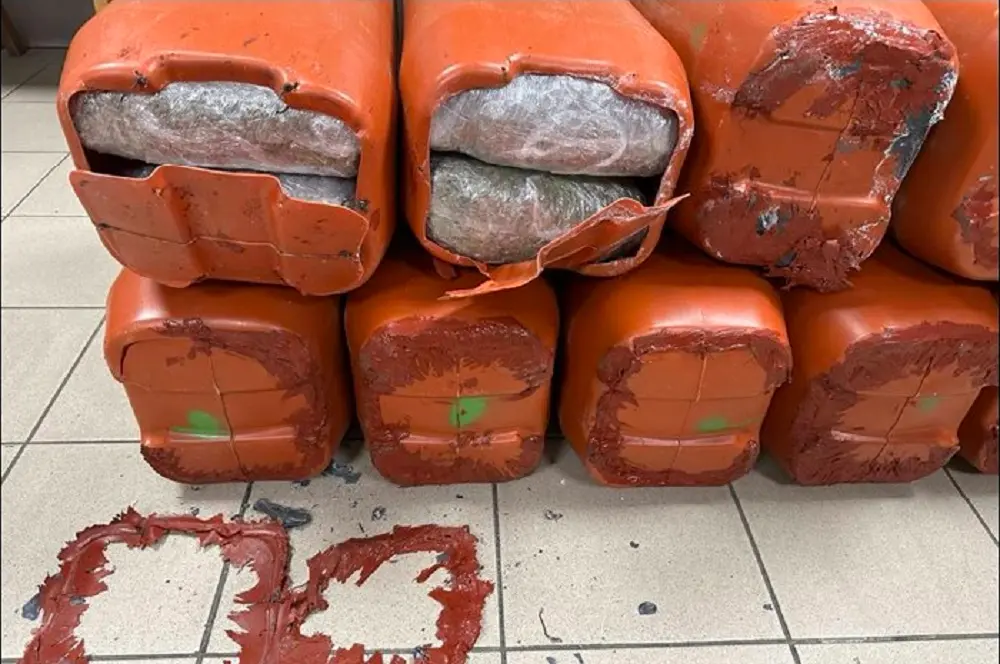 Συνελήφθη άντρας που μετέφερε 54 κιλά κάνναβης σε μπιτόνια