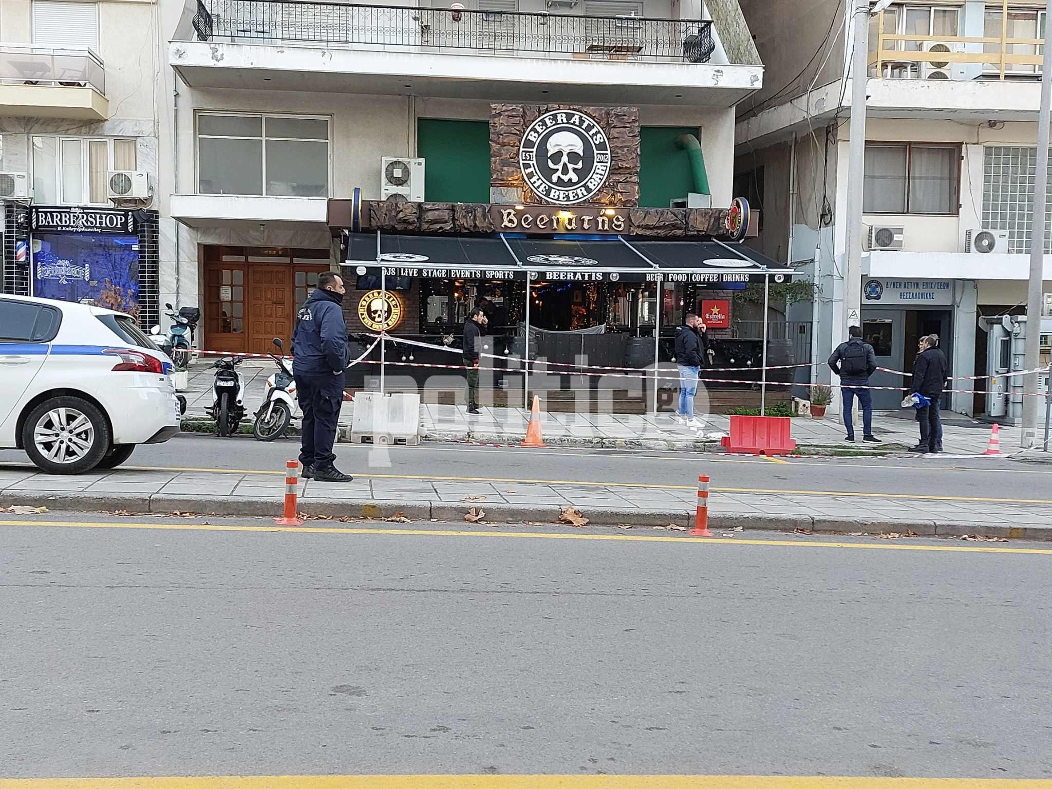 Θεσσαλονίκη – Δολοφονία αστυνομικού σε μπαρ: Το θύμα πήγε να χωρίσει τον κουμπάρο του και έναν Νορβηγό, και εκείνος τον μαχαίρωσε (BINTEO)