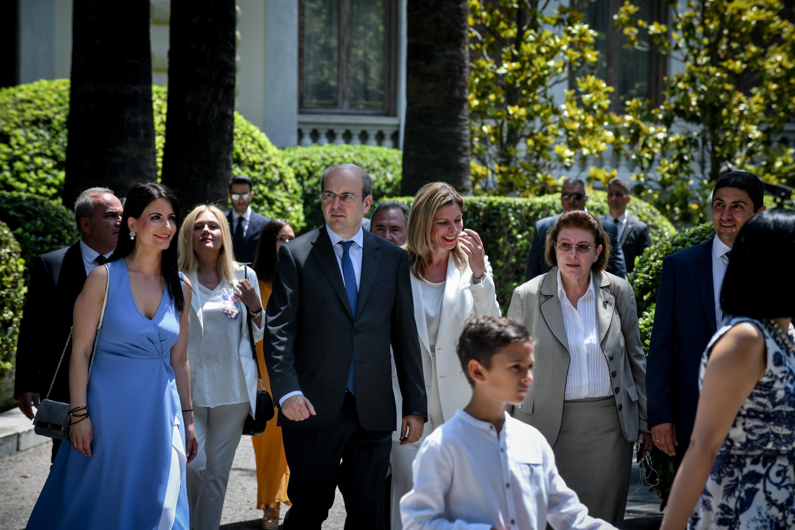 «Φοροφυγάς» η σύζυγος του Κωστή Χατζηδάκη; – Τι απαντά το περιβάλλον του υπουργού για το πόθεν έσχες της συζύγου του