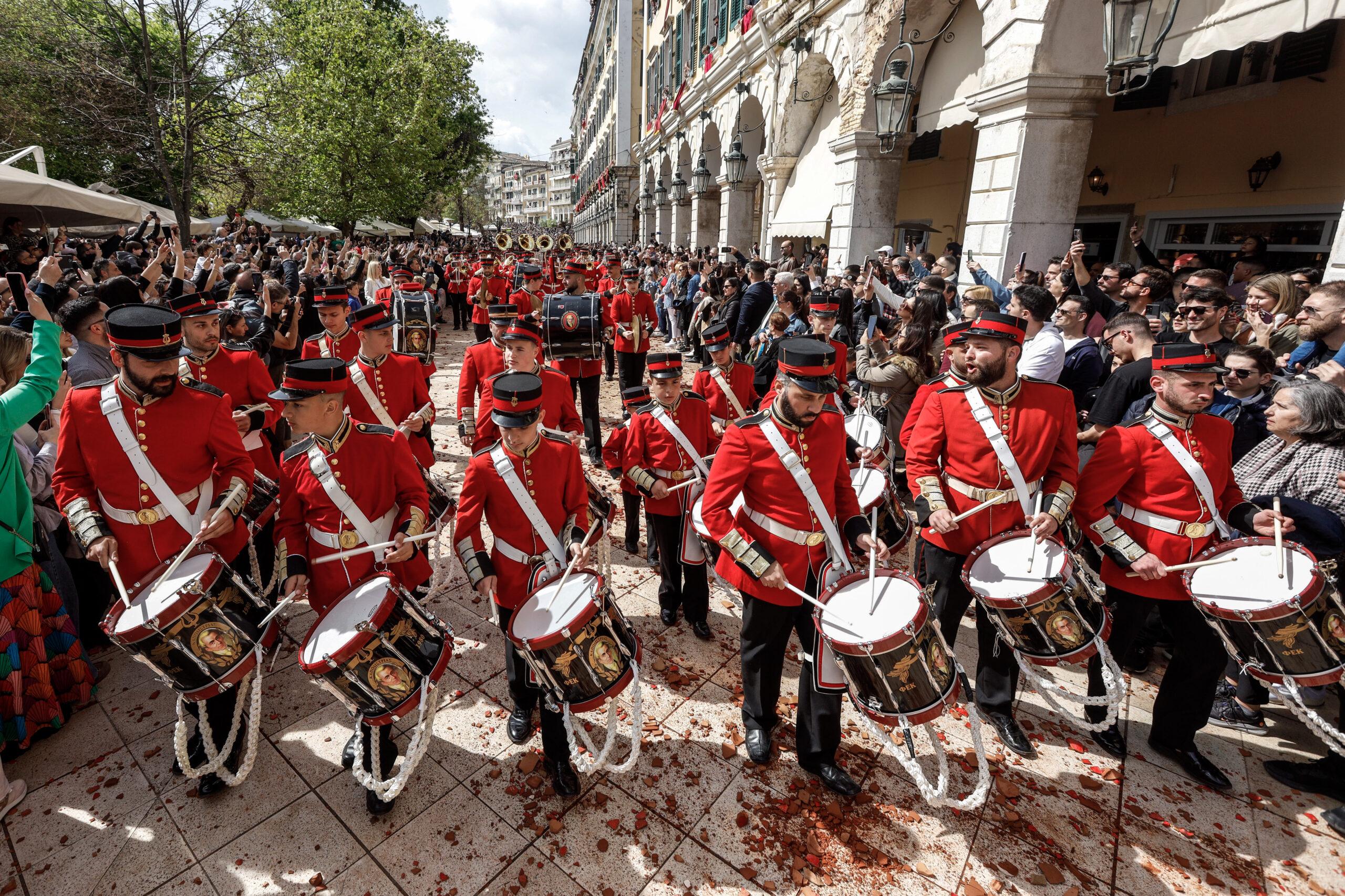 Με κάλαντα και μελωδίες «ζεσταίνουν» τα Χριστούγεννα οι φιλαρμονικές των δήμων