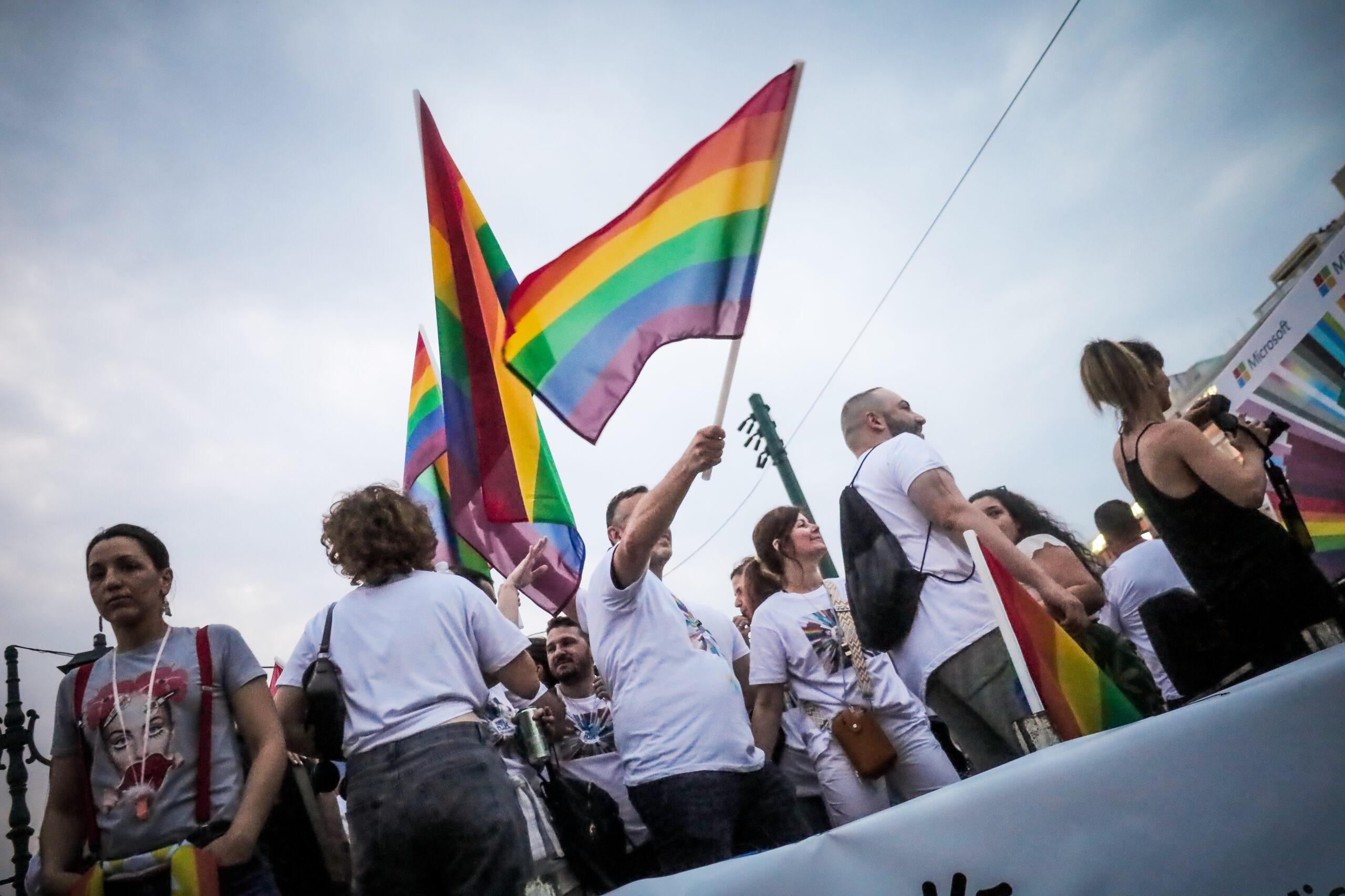 Ρωσία: Η Αστυνομία άρχισε επιδρομές σε gay bars – Το Δικαστήριο θεωρεί τρομοκράτες τους ΛΟΑΤΚΙ+ ακτιβιστές