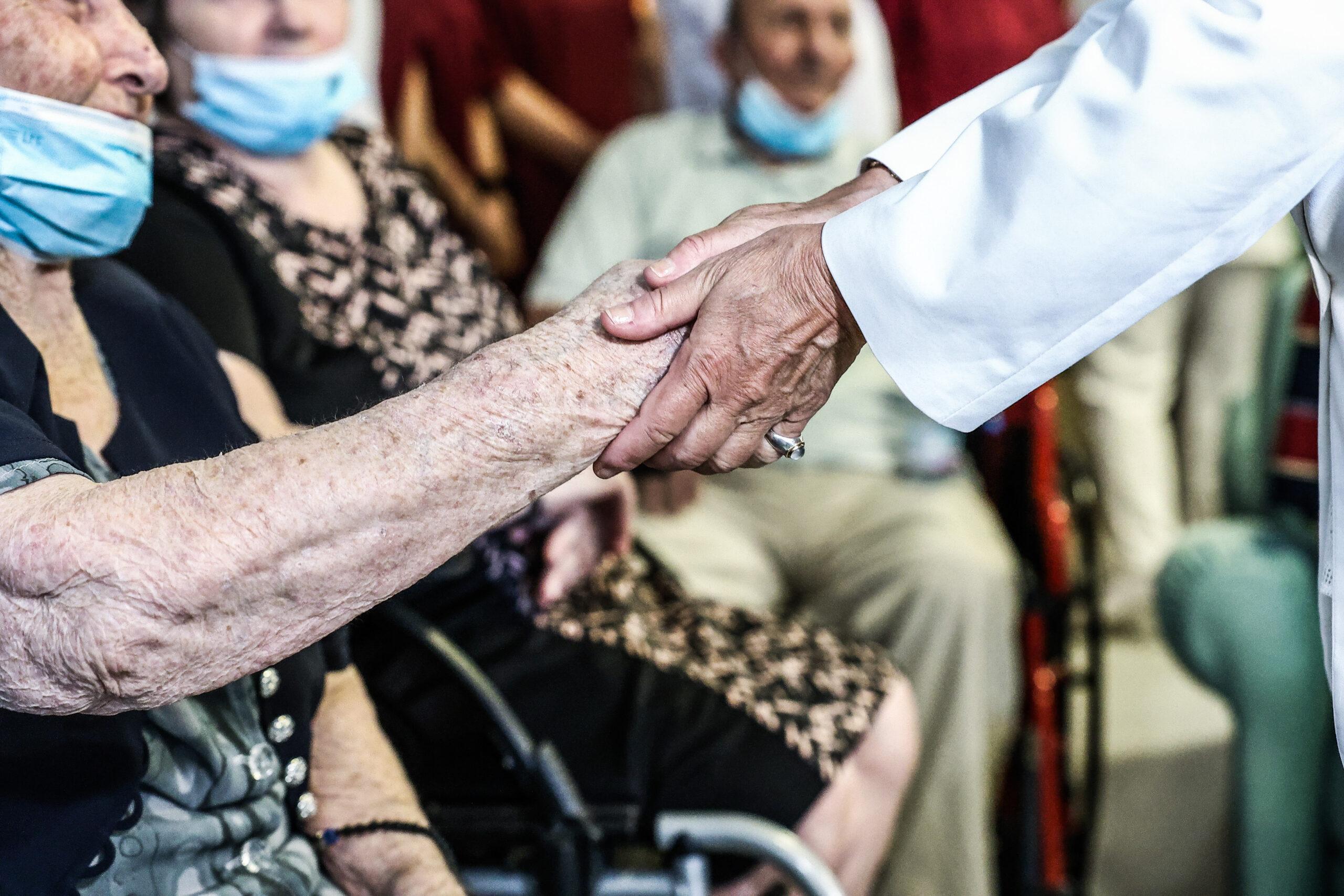 Τραγωδία σε γηροκομείο στην Κρήτη: 92χρονη ήπιε καθαριστικό αντί για νερό